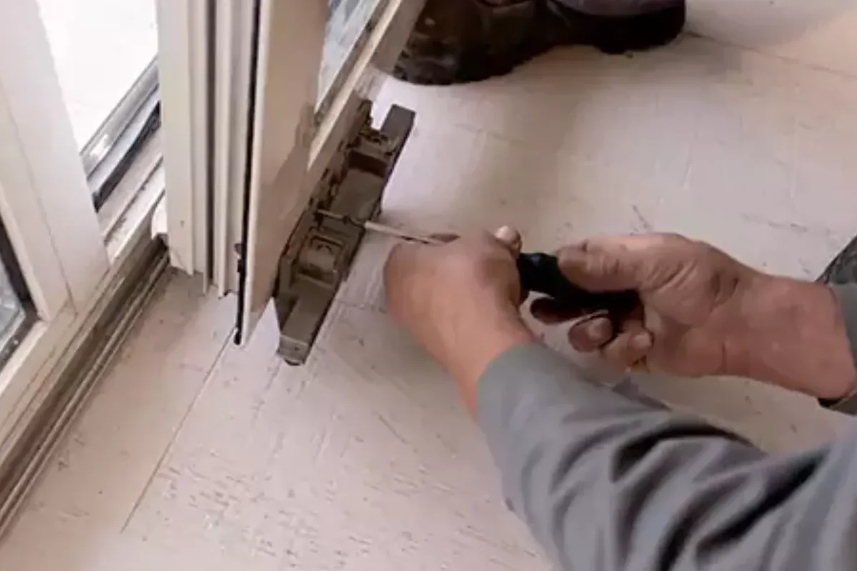 Dépannage honnête de fenêtres — Depanfenêtres Paris Artisan Depanfenêtres Paris réparant une fenêtre avec soin